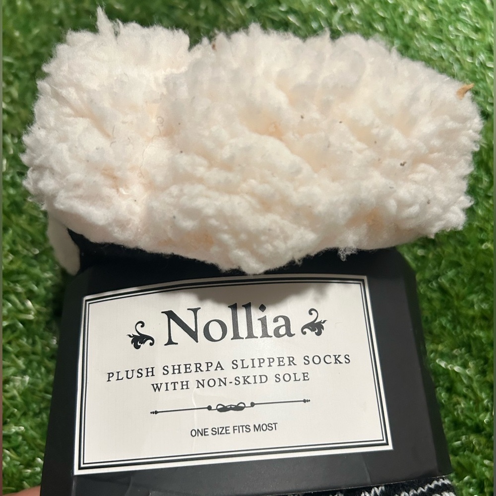 Nollia PLUSH SHERPA SLIPPER SOCKS
WITH NON-SKID SOLE
ONE SIZE FITS MOST NEW